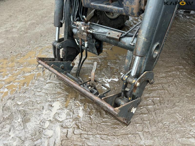 Valtra T150 traktor med frontlæsser 11