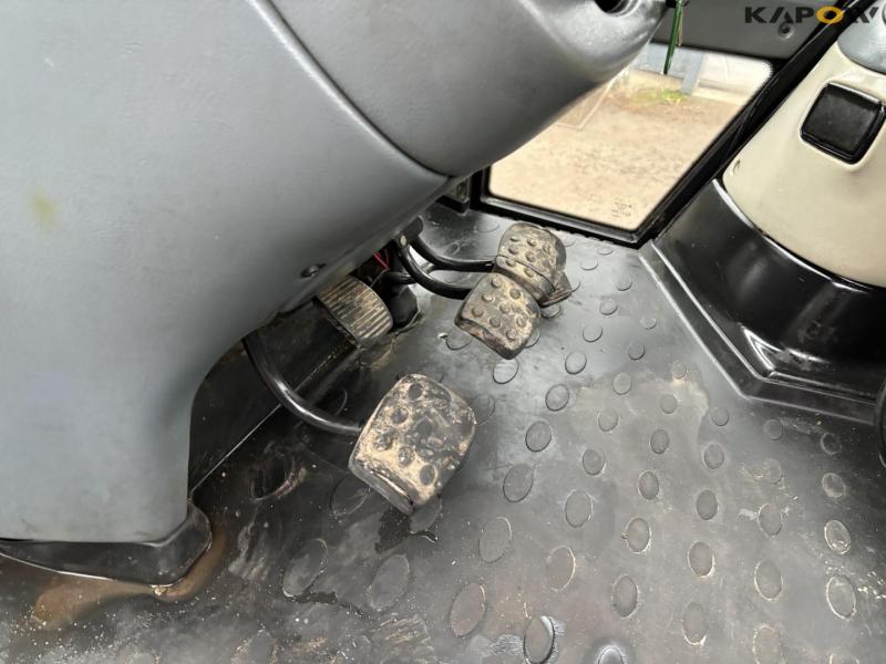 Valtra T150 traktor med frontlæsser 47