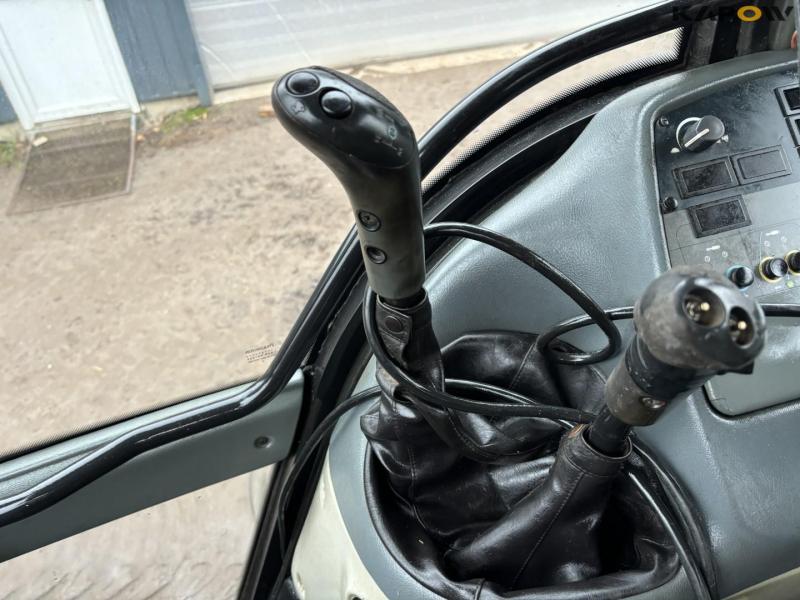 Valtra T150 traktor med frontlæsser 57