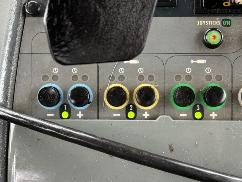 Valtra T150 traktor med frontlæsser 62