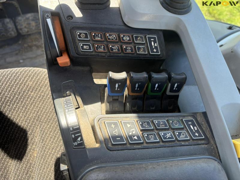 Valtra T214 Versu traktor med frontlift 71