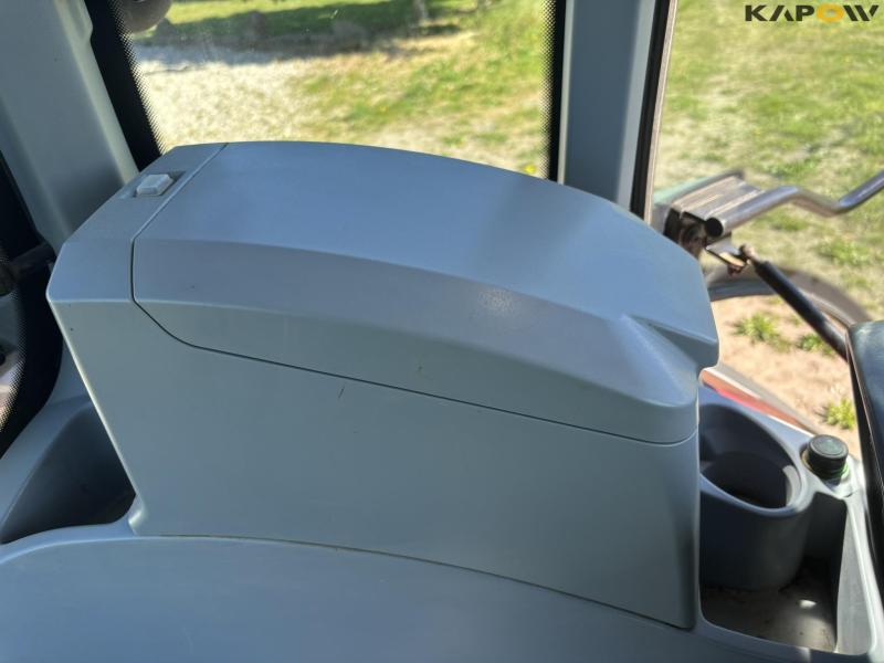 Valtra T214 Versu traktor med frontlift 76