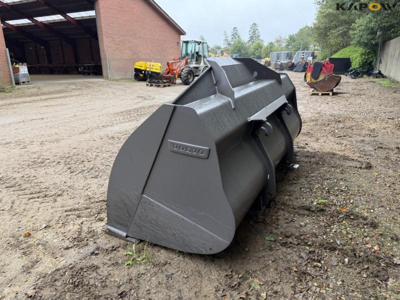 Volvo skovl med Volvo hitch 7