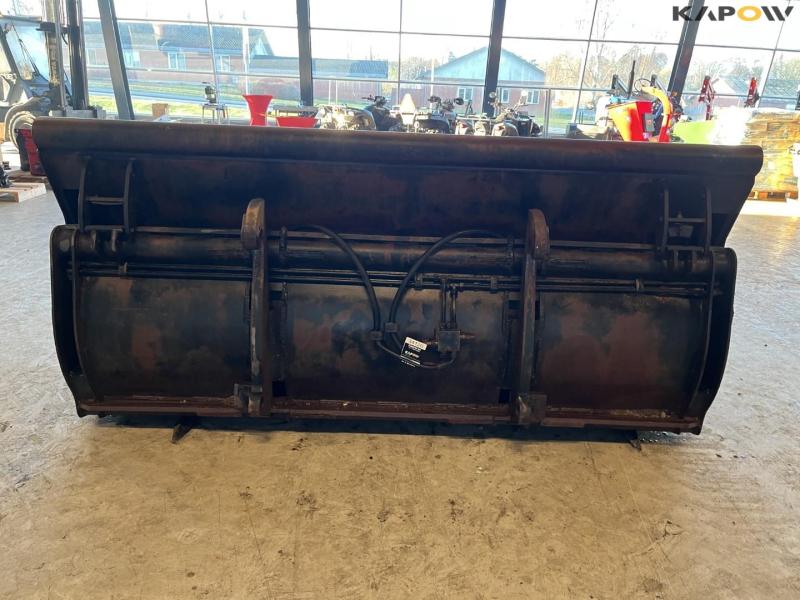 High-tip bucket with Volvo hitch 6