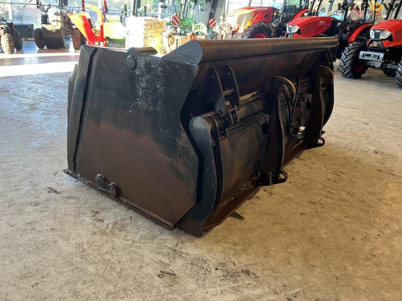 High-tip bucket with Volvo hitch 7