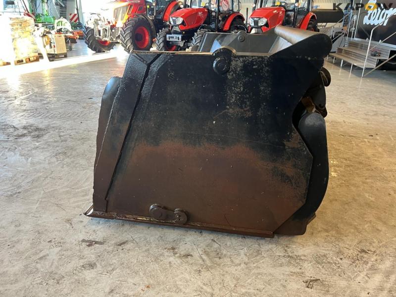 High-tip bucket with Volvo hitch 8