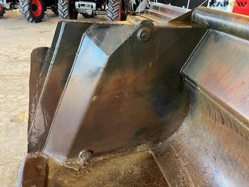 High-tip bucket with Volvo hitch 14