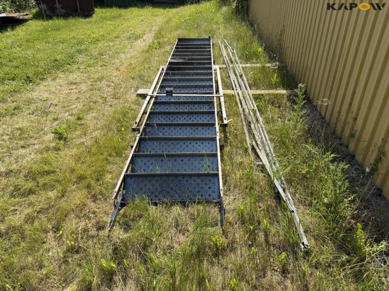 18-step ladder with handrail 4