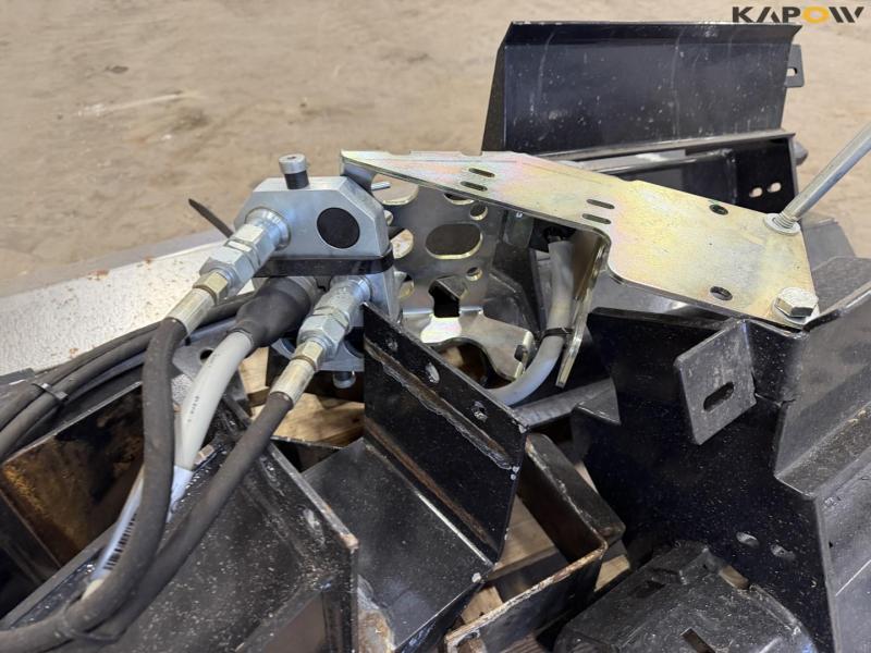 Adapter from Claas for John Deere picking table 13