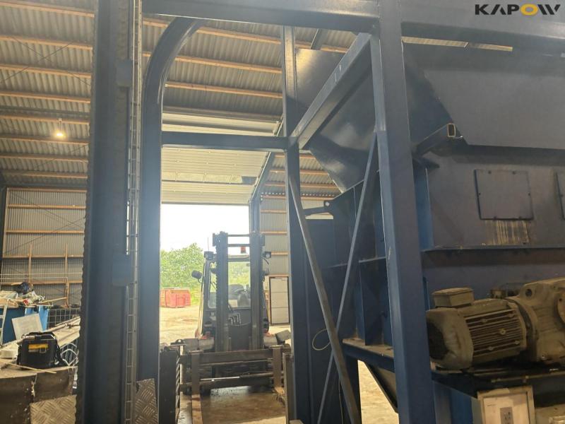 Waste shredder with box of lumber 11