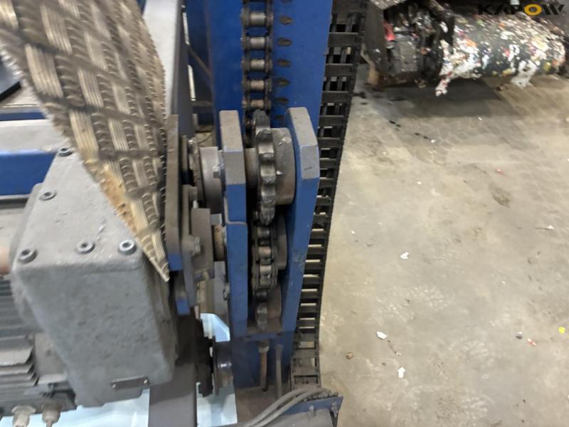 Waste shredder with box of lumber 17