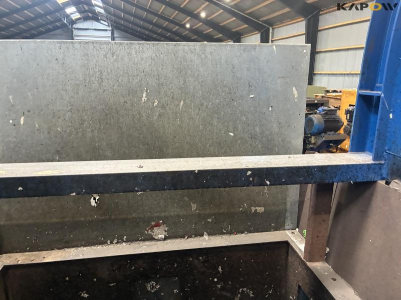 Waste shredder with box of lumber 30
