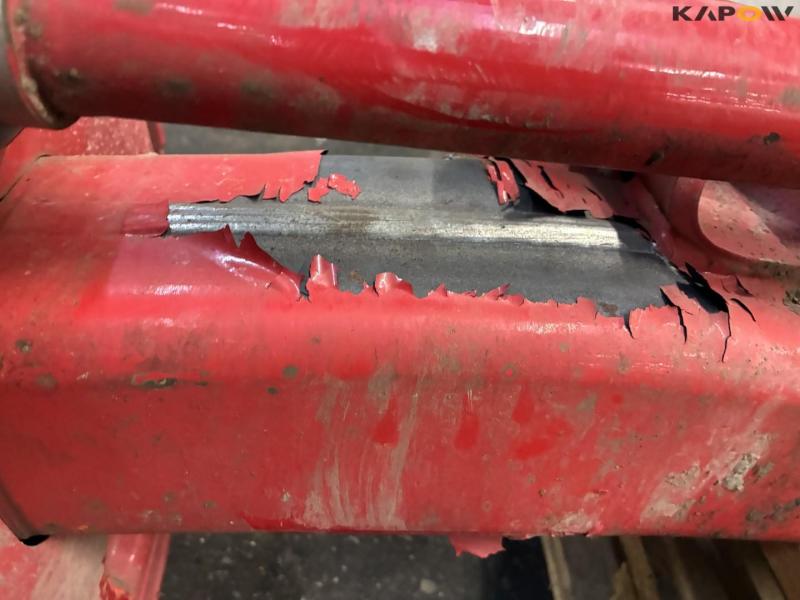 Axle with brakes 13