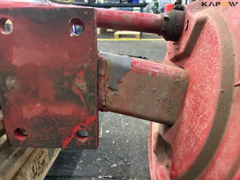 Axle with brakes 16