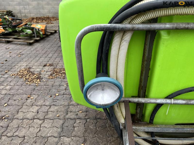 Amazone ED601K 8 row corn seeder with fertilizer front tank 43