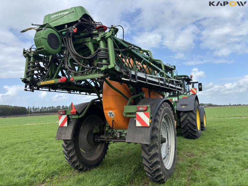 Amazone UX 6200 Super trailer sprayer 30 meters 4