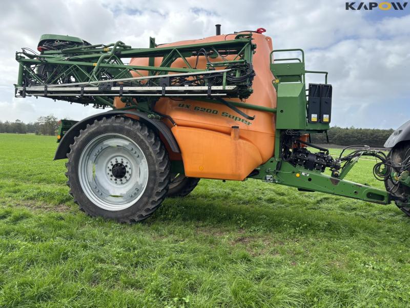 Amazone UX 6200 Super trailer sprayer 30 meters 6