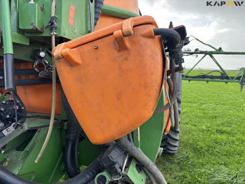 Amazone UX 6200 Super trailer sprayer 30 meters 13