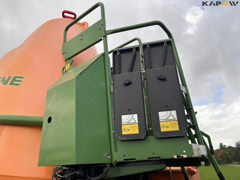 Amazone UX 6200 Super trailer sprayer 30 meters 21