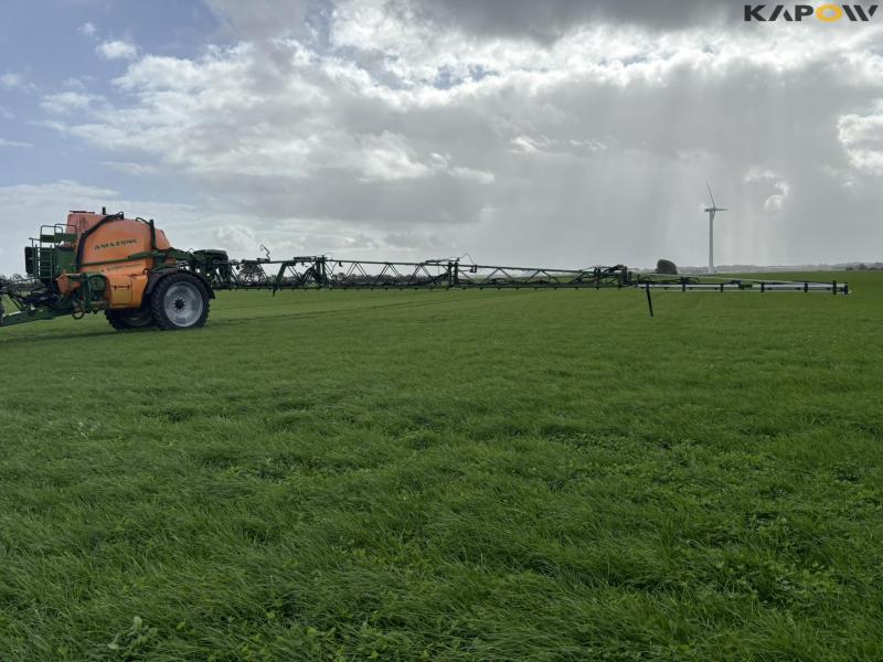 Amazone UX 6200 Super trailer sprayer 30 meters 49