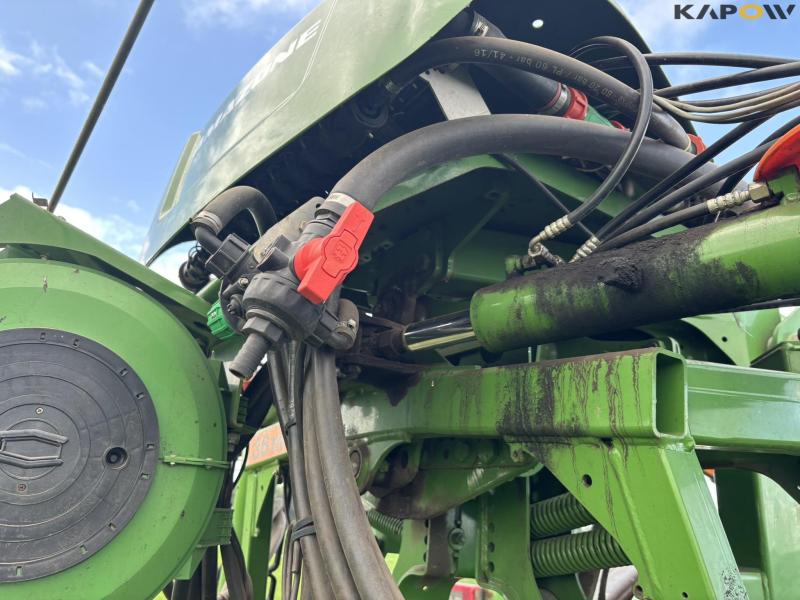 Amazone UX 6200 Super trailer sprayer 30 meters 76