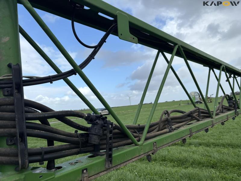 Amazone UX 6200 Super trailer sprayer 30 meters 82