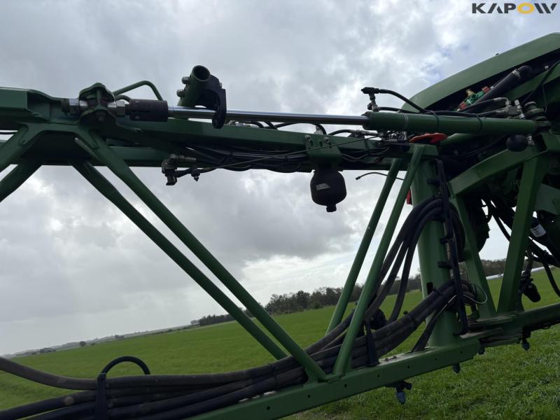 Amazone UX 6200 Super trailer sprayer 30 meters 95