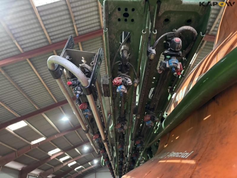 Amazone UX4200 trailer sprayer 27