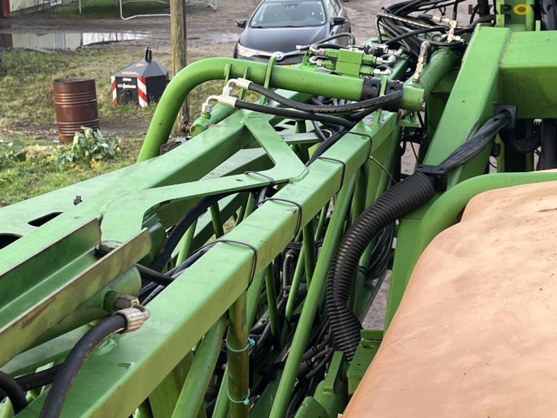 Amazone UX5200 sprayer with 36 meter boom. 41
