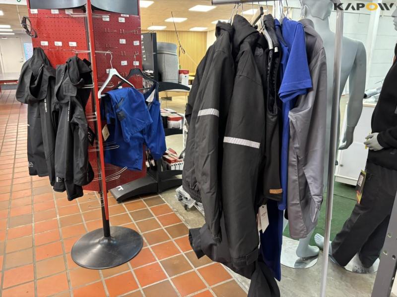 Work clothes and gloves 3