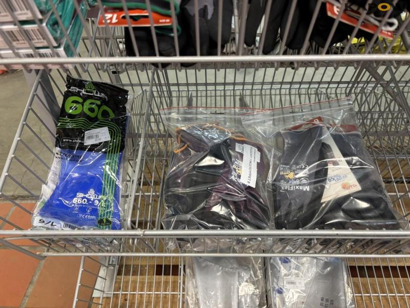 Work clothes and gloves 20