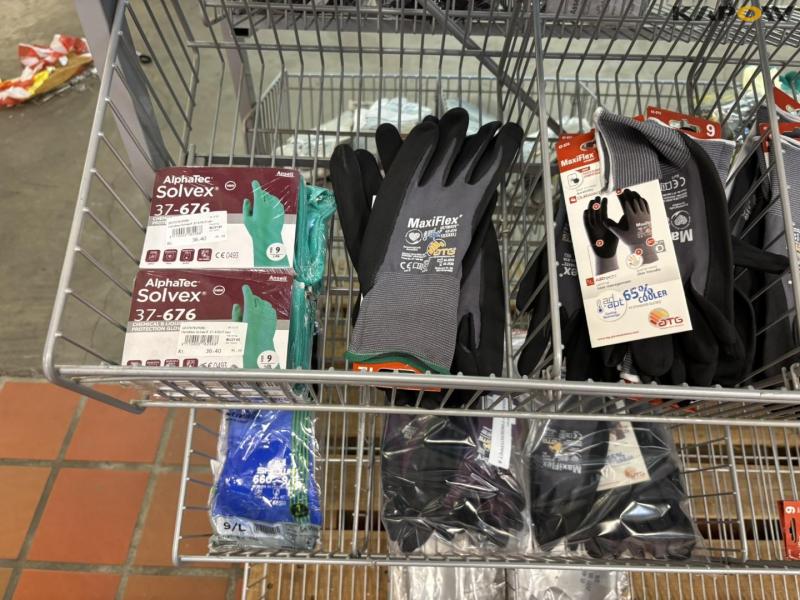Work clothes and gloves 22
