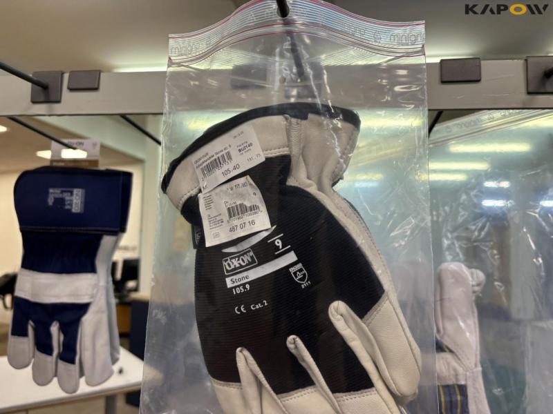 Work clothes and gloves 26