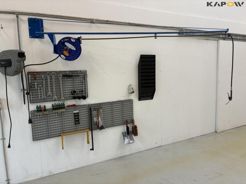 Arm with compressed air roller, cable roller, tool board 1