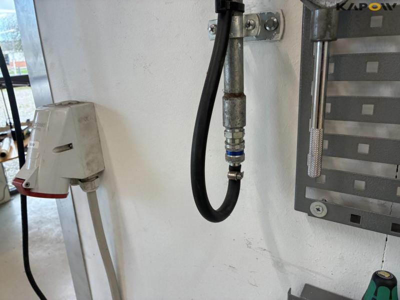Arm with compressed air roller, cable roller, tool board 13