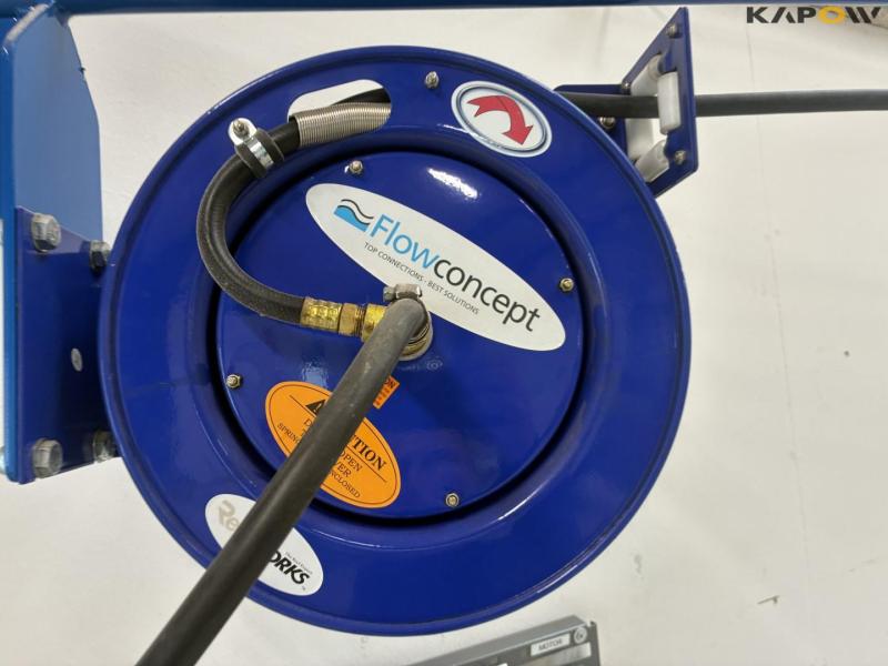 Arm with compressed air roller, cable roller, tool board 15
