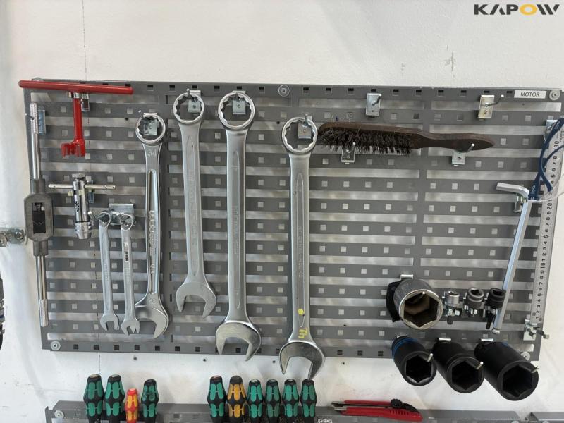 Arm with compressed air roller, cable roller, tool board 16