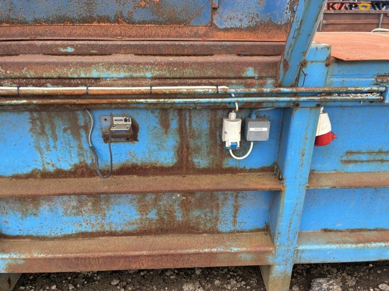 B.V. Machinefabriek BOA FD 25 LB hydraulic press and conveyor belt 27