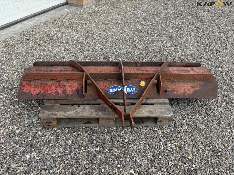 Rear bucket with 3-point hitch. 2