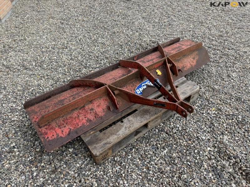 Rear bucket with 3-point hitch. 3