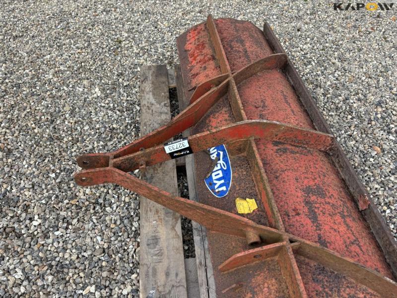 Rear bucket with 3-point hitch. 8