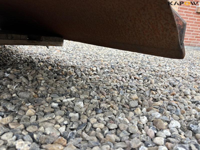 Rear bucket with 3-point hitch. 9