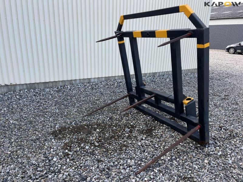Bale spike with food bridge ts280 hitch 1
