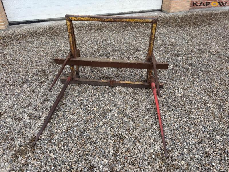 Bale spike with Atlas hitch 2