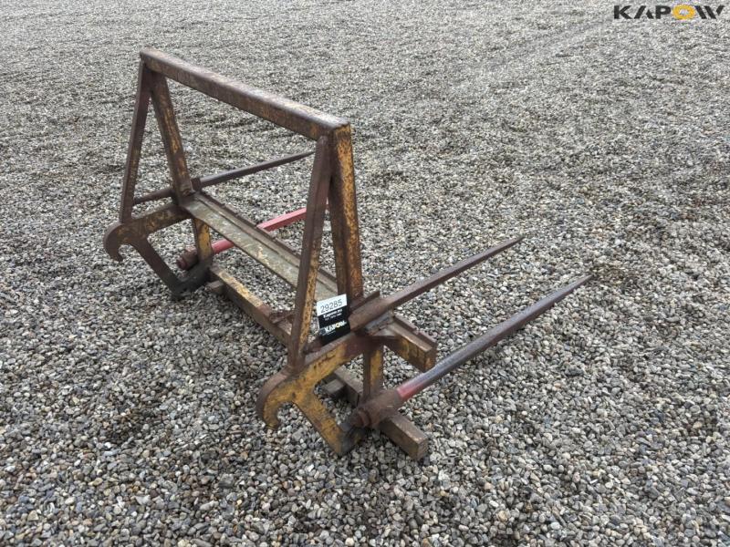 Bale spike with Atlas hitch 5