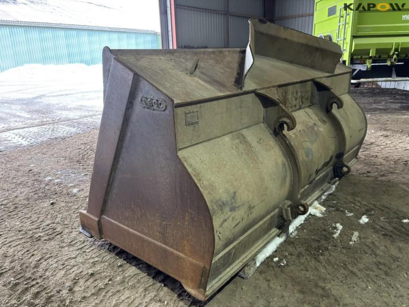Beco bucket with Volvo hitch 7