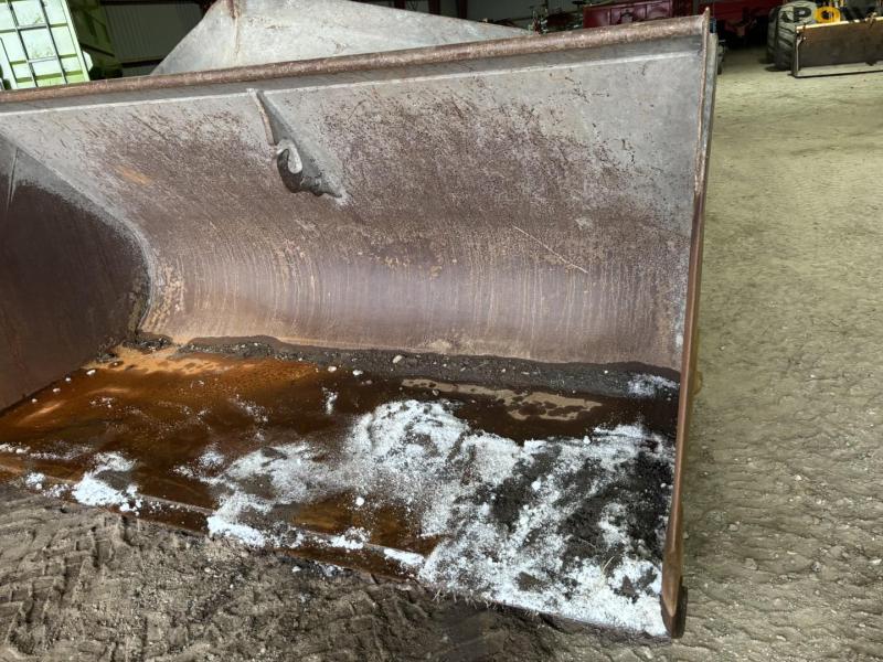 Beco bucket with Volvo hitch 9