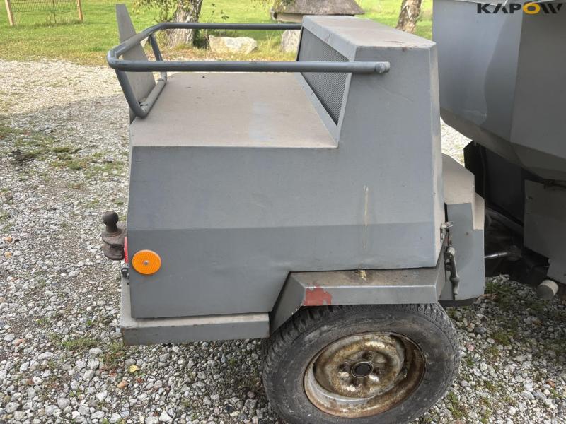 Belos 1300 tool carrier with snow plow 30