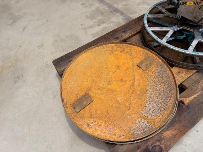 Concrete smoothing machine 21