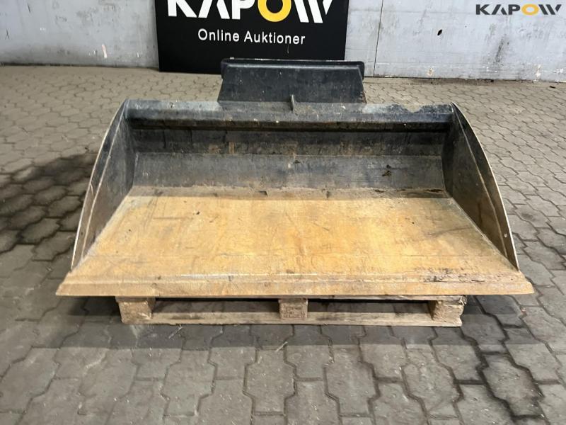 BH bucket for skid steer loader with Giant hitch 2